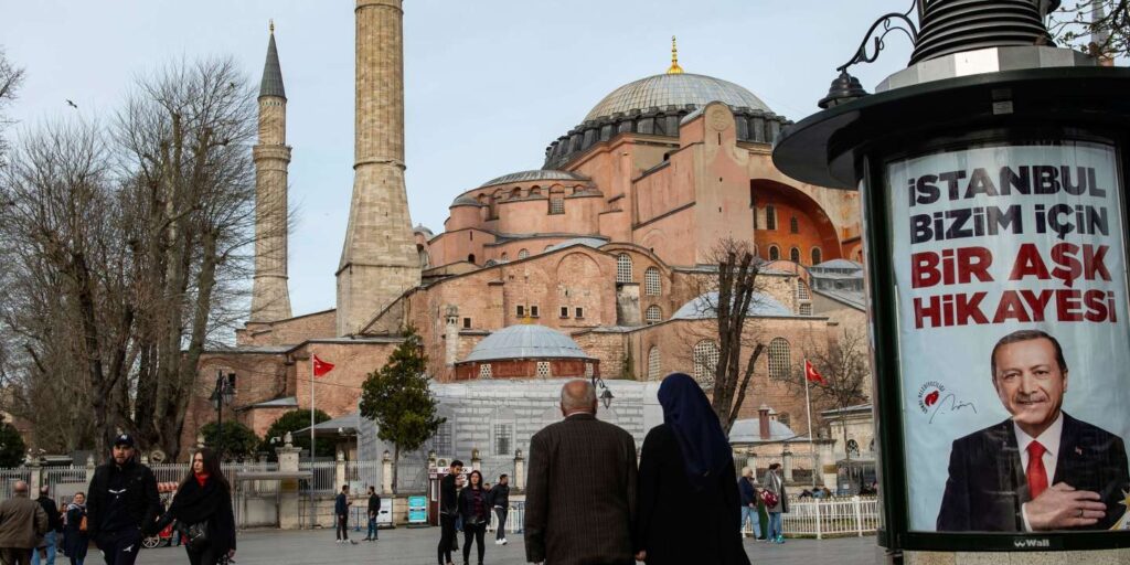 Un poster électoral du président turc Erdogan devant Sainte-Sophie à Istanbul, le 26 mars. YASIN AKGUL / AFP