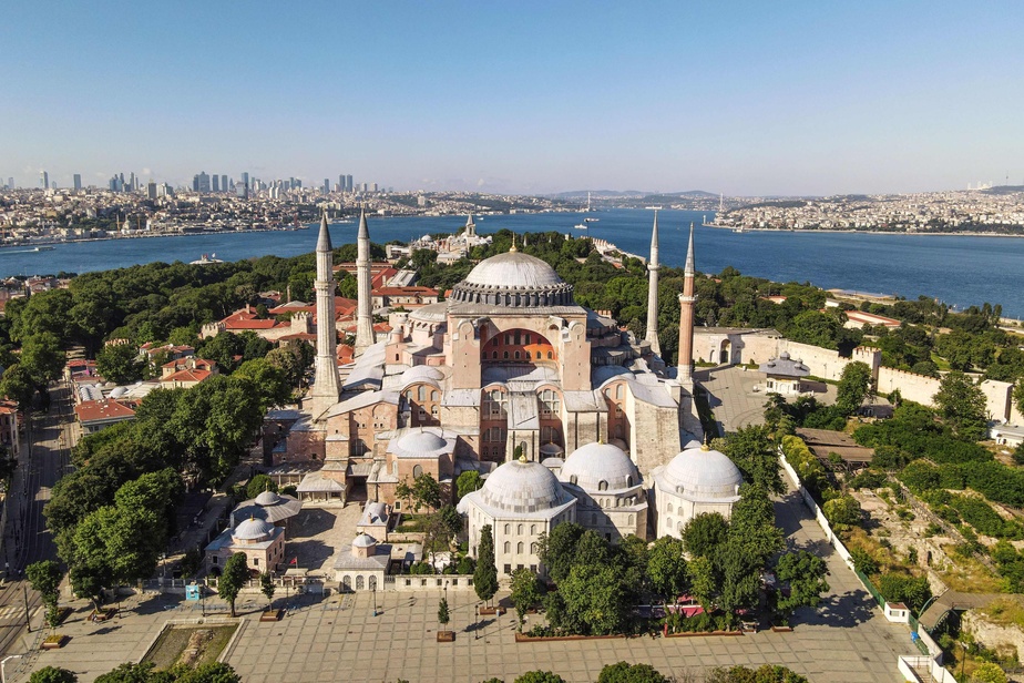PHOTO OZAN KOSE, ARCHIVES AGENCE FRANCE-PRESSE Œuvre architecturale majeure construite au VIe siècle par les Byzantins qui y couronnaient leurs empereurs, Sainte-Sophie est un site classé au patrimoine mondial par l’UNESCO, et l’une des principales attractions touristiques d’Istanbul.